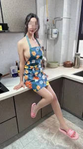 老婆不仅裸体给单男做饭吃还无套内射