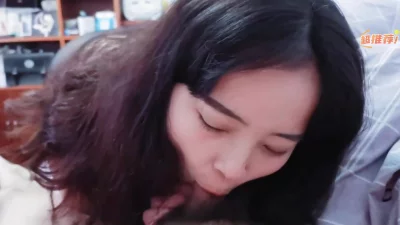 女神级的小姐姐换上黑丝啪啪