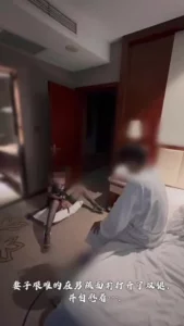 劲爆美乳身材反差人妻，波涛胸涌美乳嫩穴被干