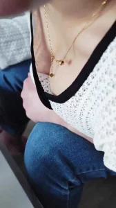 玩弄大奶头人妻