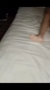 3p单男无套操媳妇，老公拍摄