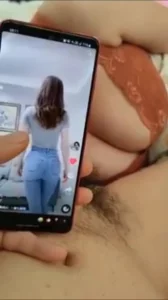 一边刷着抖音，一边享受大奶老婆的口交