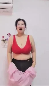 60岁巨乳爆乳阿姨自拍(简介有群)超大爆乳红色胸罩都包不住