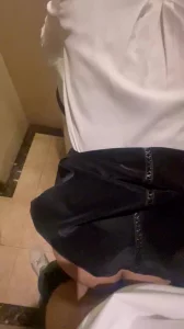 在ktv包厢，把服务员强上了