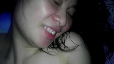 毛旺水多的极品少妇还没操就流了一滩水