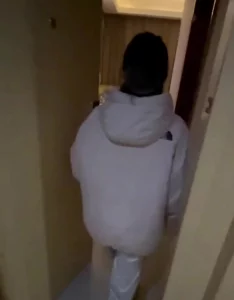 绿帽老公让同学开好房间，带着老婆送货上门