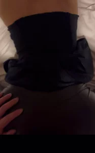 皮裤荡妇肉臀找炮友调教求内射怀孕，母狗问你们是都想上她吗？已搞大肚子