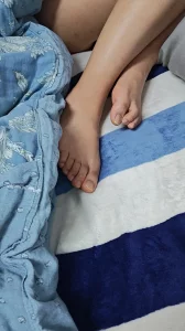 小狗睡了，玩脚脚