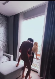 长腿颜值小太妹趴在酒店落地窗前被无套猛操