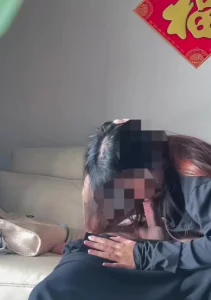 （近景拍摄认证）家里偷情约炮白白嫩嫩的美女同事各种姿势干翻她