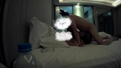 黑丝少妇爽的紧抓双脚
