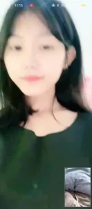 【章哥经典】眼镜骚妹自慰喷尿坐在尿里继续扣
