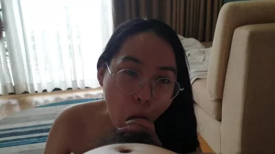 眼镜娘和反差婊选眼镜娘，因为眼镜女更骚更反差！把你鸡巴舔得干干净净