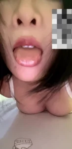 声音嗲嗲的骚的不行，阿黑颜翻白眼表情诱惑。舌头诱惑，女生已成年