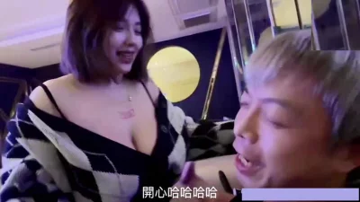 卧槽这大奶子！无法直视！怕流鼻血！KTV玩的也太开放了