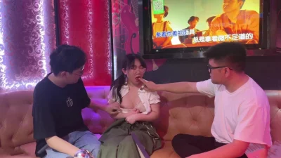 超火91淫荡反差眼镜妹狼友专属定制KTV淫乱3P跟着音乐艹着穴