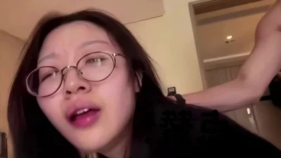 眼镜骚母狗被肌肉男撕开黑丝暴力抽插连续高潮淫叫