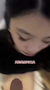 命令她找个当地人操逼做爱，结果不是刮风就是下雨，终于在当地酒吧被人勾